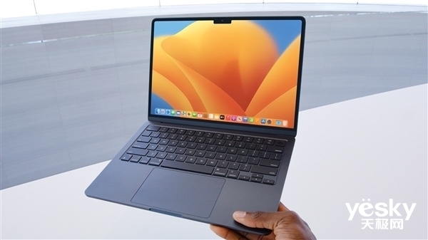 <a href='https://www.apple.com/cn/' target='_blank'><u>苹果</u></a>新款MacBook Air升级：屏幕增大至15英寸