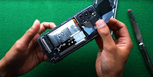 <a href='https://www.samsung.com/cn/' target='_blank'><u>三星</u></a>手机电池极易鼓包引发老外集体吐槽：别的牌子很少见到