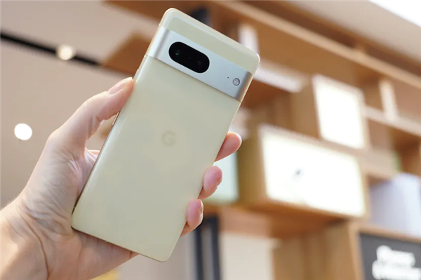 开机就是Android 13 谷歌Pixel 7系列真机图赏：4300元起