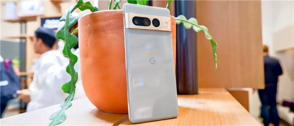 开机就是Android 13 谷歌Pixel 7系列真机图赏：4300元起