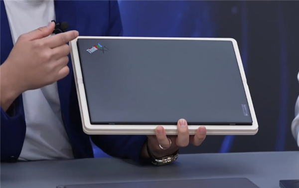 全球限量5000台！ThinkPad X1 Carbon 30周年纪念版发布：彩色LOGO情怀满满