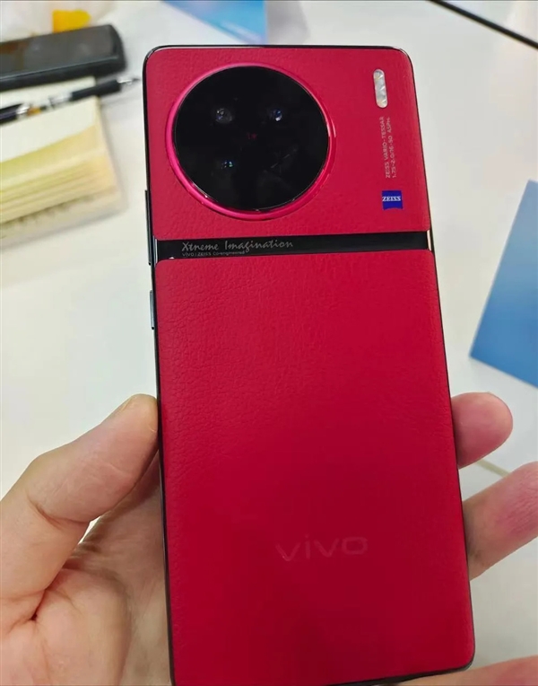 首发天玑9200 vivo X90系列真机偷跑：三种配色 拼接机身吸睛