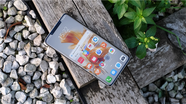 对标iPhone 15!<a href='https://www.huawei.com/cn/?ic_medium=direct&ic_source=surlen' target='_blank'><u>华为</u></a>Mate 60 Pro民间渲染图曝光:“灵动岛”设计最显眼