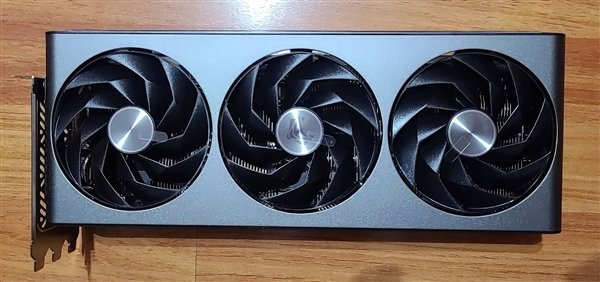 中国特供！蓝宝石AMD RX 7900 GRE显卡露出真容