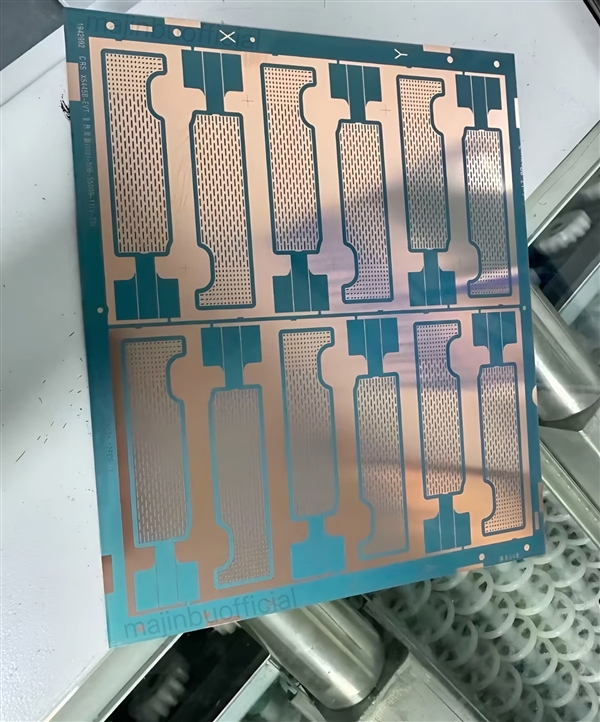 <a href='https://www.apple.com/cn/' target='_blank'><u>苹果</u></a>iPhone 17 Pro首次堆散热：均热板谍照曝光