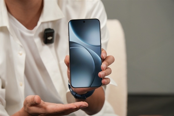 超越iPhone 17！<a href='http://www.oppo.com/cn/' target='_blank'><u>OPPO</u></a> Find X9系列真机提前看：最窄物理四等边