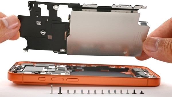 iPhone 17 Pro拆解：揭秘散热原理与机身易划伤问题
