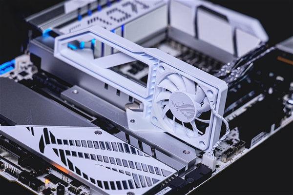 ROG MAXIMUS Z890 APEX主板创DDR5-13322超频新纪录