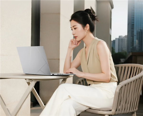 年末购机首选华硕灵耀14 2025 AI时代的智慧工作伙伴