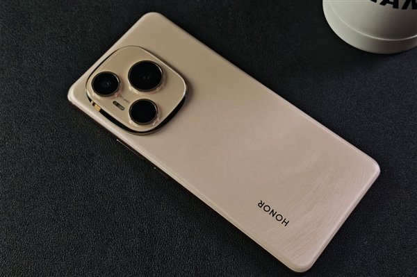 荣耀试产新电池：容量超过10000mAh 淘汰充电宝