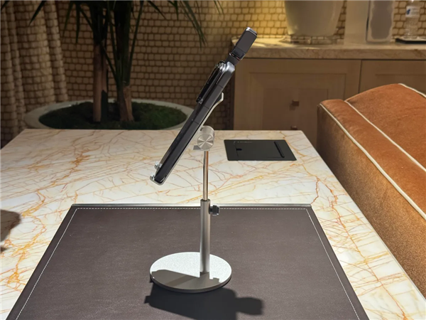 这就是全球首款机器人手机！荣耀ROBOT PHONE惊喜亮相CES