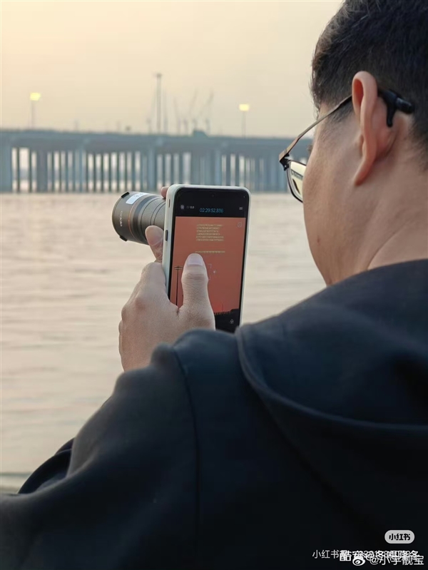 OPPO Find X9 Ultra工程机偷跑：支持10倍光变 最强骁龙8E5望远镜