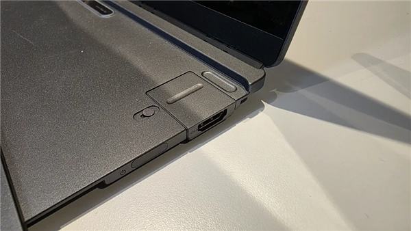 屏幕想放哪就放哪！联想模块化AI PC来了：单双屏自由切换、接口随意拼