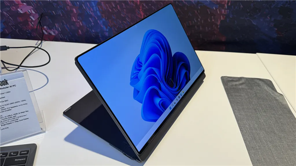 屏幕想放哪就放哪！<a href='https://www.lenovo.com.cn/' target='_blank'><u>联想</u></a>模块化AI PC来了：单双屏自由切换、接口随意拼