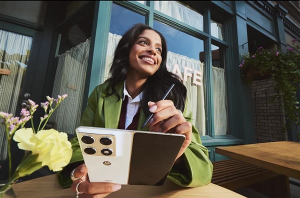 联想moto首款大折叠来了！moto razr fold即将上市：首发第五代骁龙8