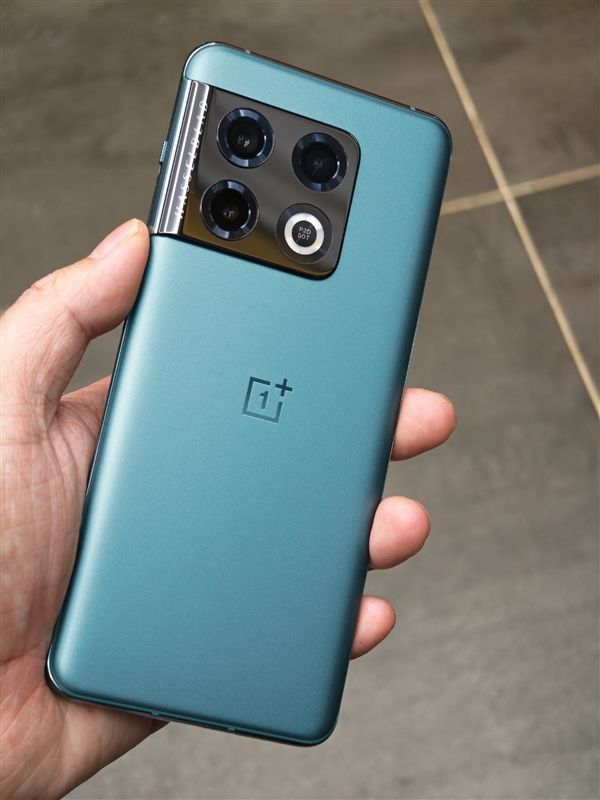 索尼最强旗舰！Xperia 1 VIII外观新鲜出炉：无刘海无挖孔 背部撞脸<a href='https://www.oneplus.com/cn' target='_blank'><u>一加</u></a>