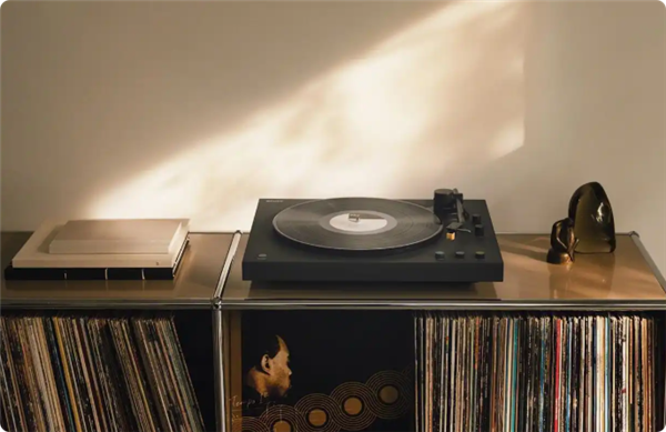 时隔七年！索尼推出两款黑胶唱机 一键全自动播放