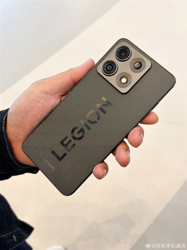 阔别4年正式回归！<a href='https://www.lenovo.com.cn/' target='_blank'><u>联想</u></a>拯救者手机Y70新一代真机亮相