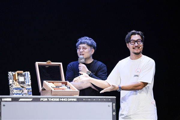  致敬经典 ROG CROSSHAIR 2006复刻版主板闪耀ROG DAY