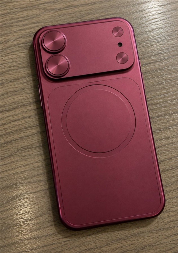iPhone 18外观渲染图出炉：Pro版同款大矩阵镜组 无长焦镜头