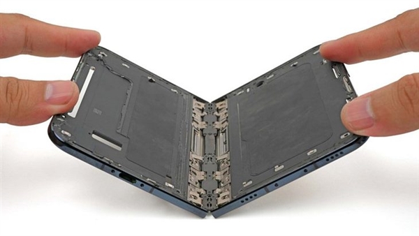 iPhone Duo翻车翻出新高度：新机还没捂热就裂屏
